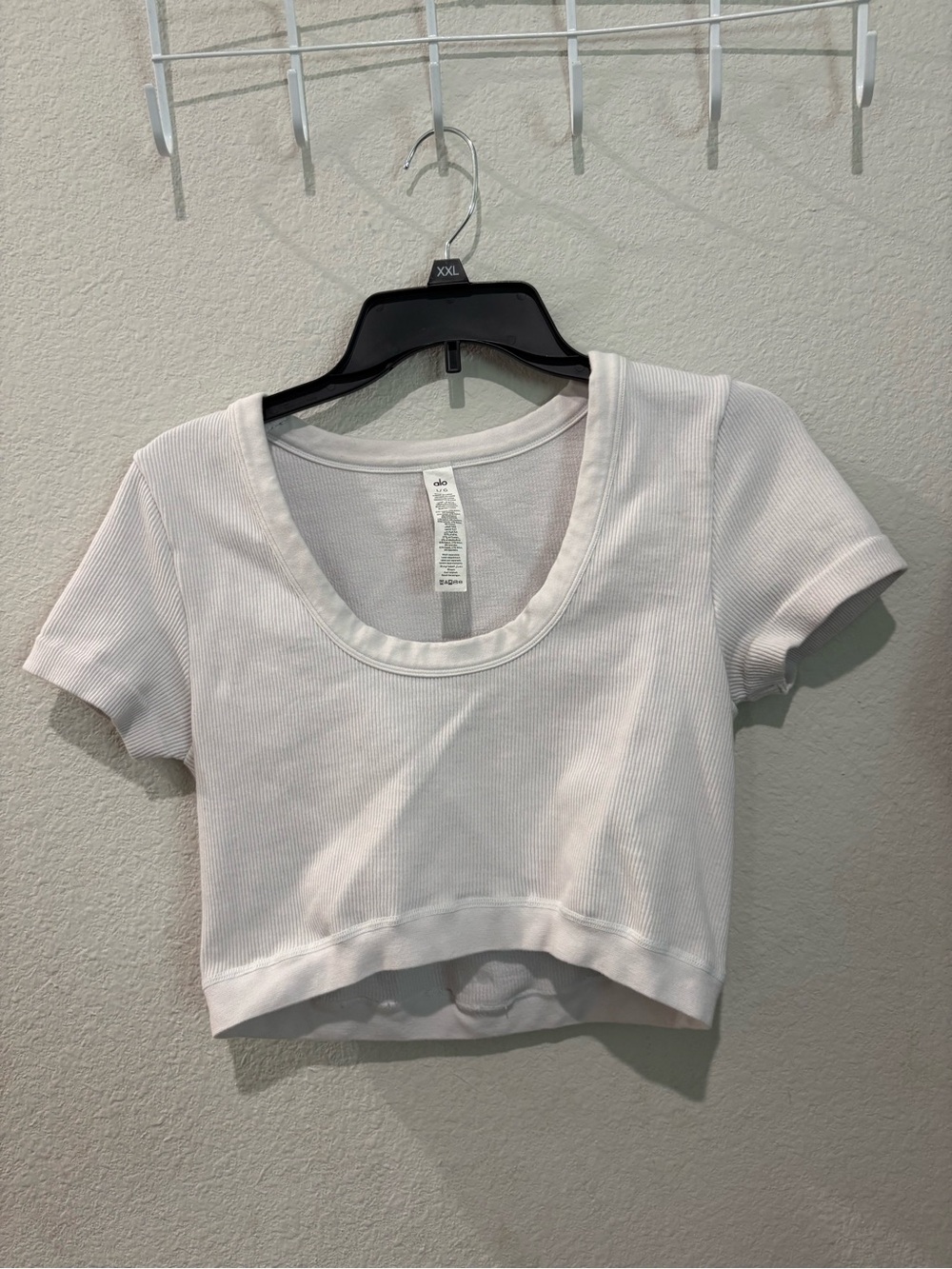 ALO Yoga White Ribbed Scoop Crop Tee